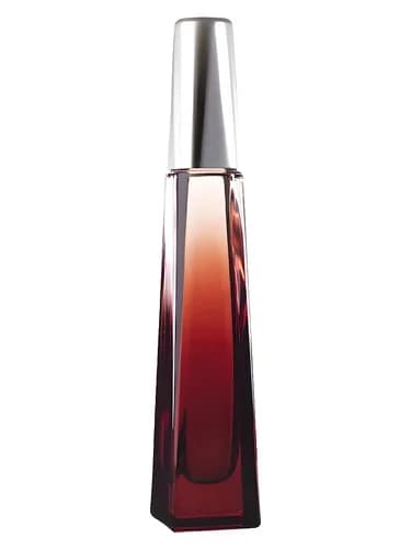 Frasco del perfume Surrender de Avon — fragancia femenino