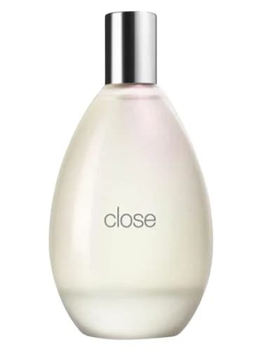 Frasco del perfume Close de Gap — fragancia femenino