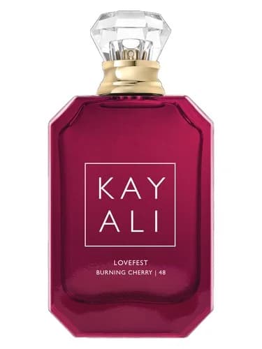 Frasco del perfume Lovefest Burning Cherry 48 Eau De Parfum de Kayali Fragrances — fragancia unisex